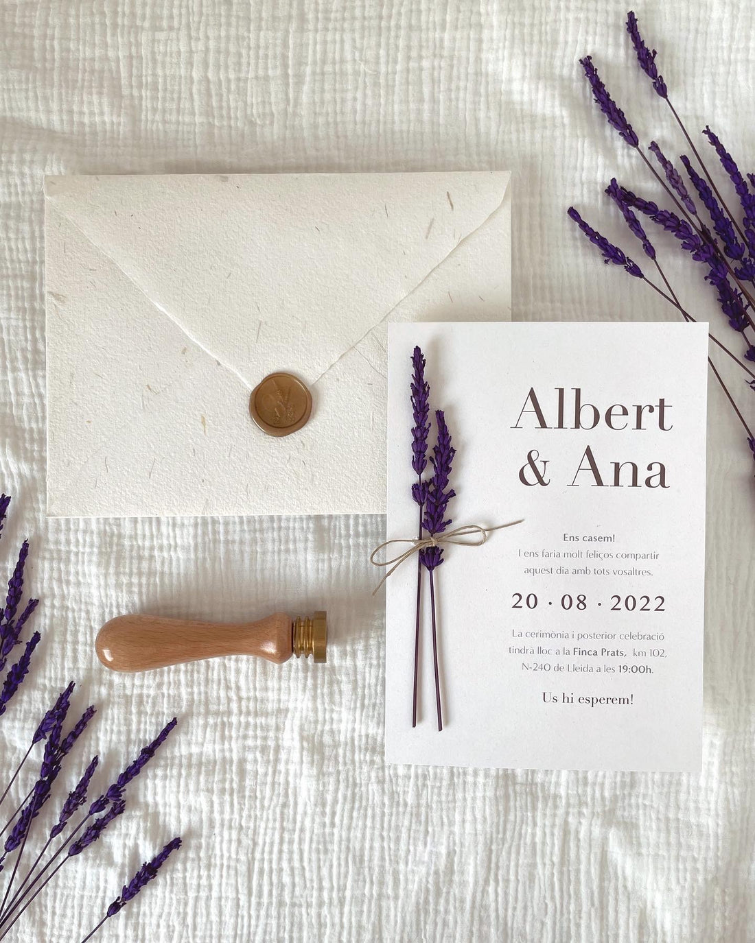 La invitación de boda a medida para A&A, elegante y con un toque rústico, lavanda, sobre artesanal y sello de lacre.